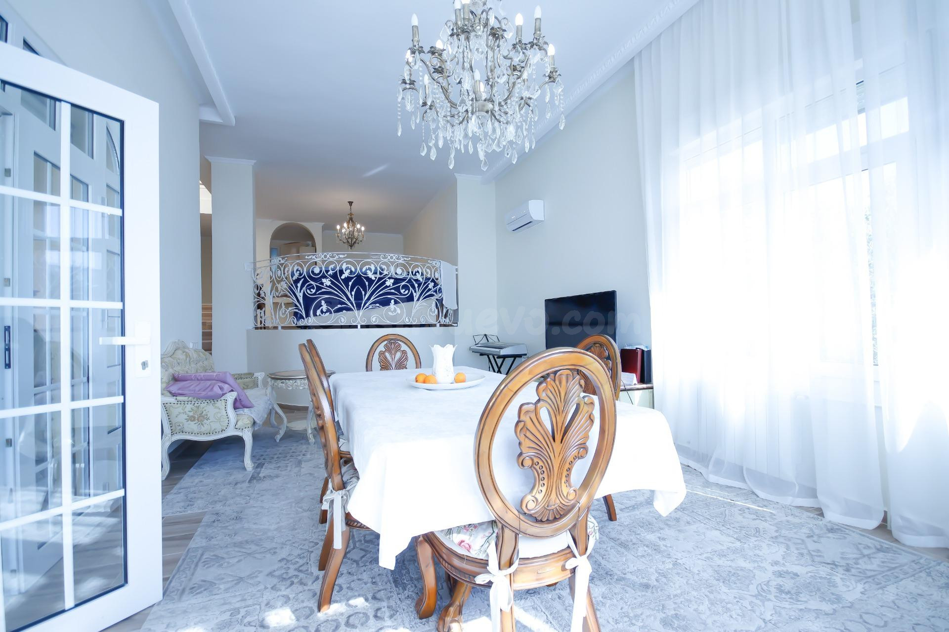 VILLA DE 4 DORMITORIOS, 3 BAÑOS, PISCINA Y JARDÍN EN DEHESA  - foto 2