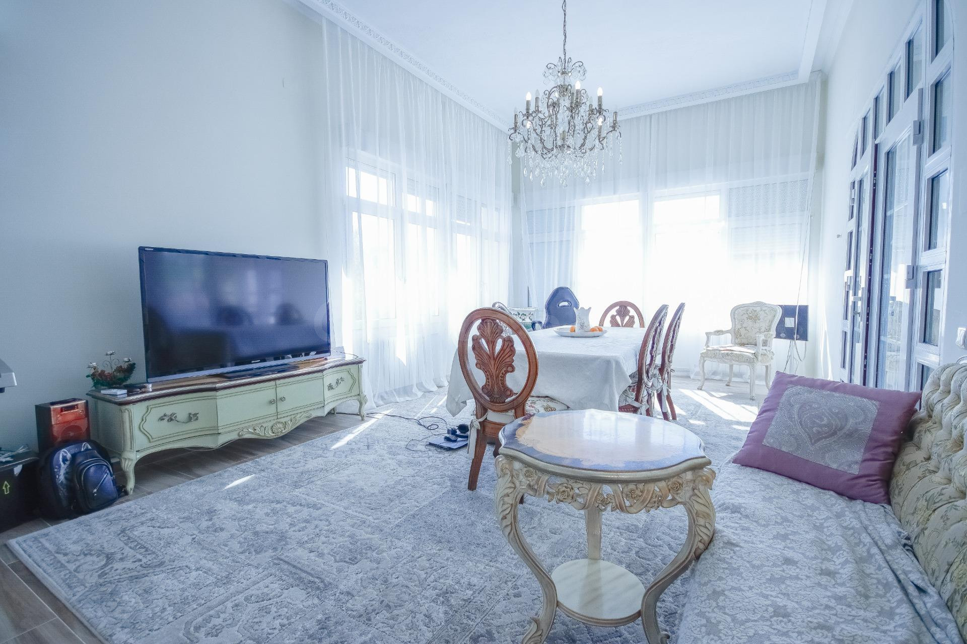 VILLA DE 4 DORMITORIOS, 3 BAÑOS, PISCINA Y JARDÍN EN DEHESA  - foto 3