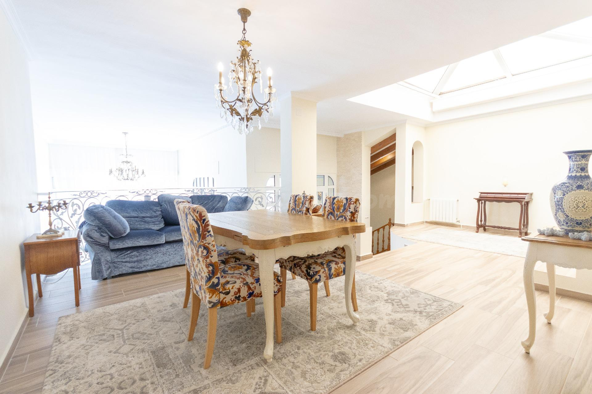 VILLA DE 4 DORMITORIOS, 3 BAÑOS, PISCINA Y JARDÍN EN DEHESA  - foto 4