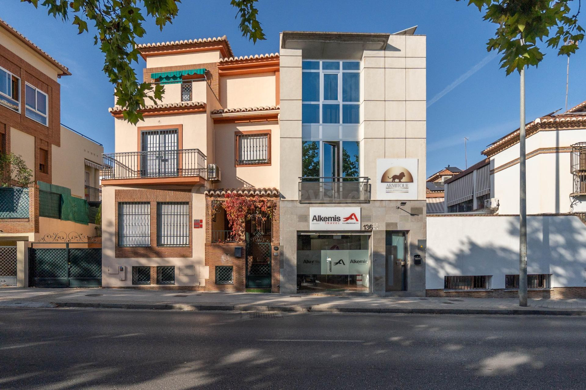 Edificio de 3 plantas destinado a oficinas junto a Centro Co