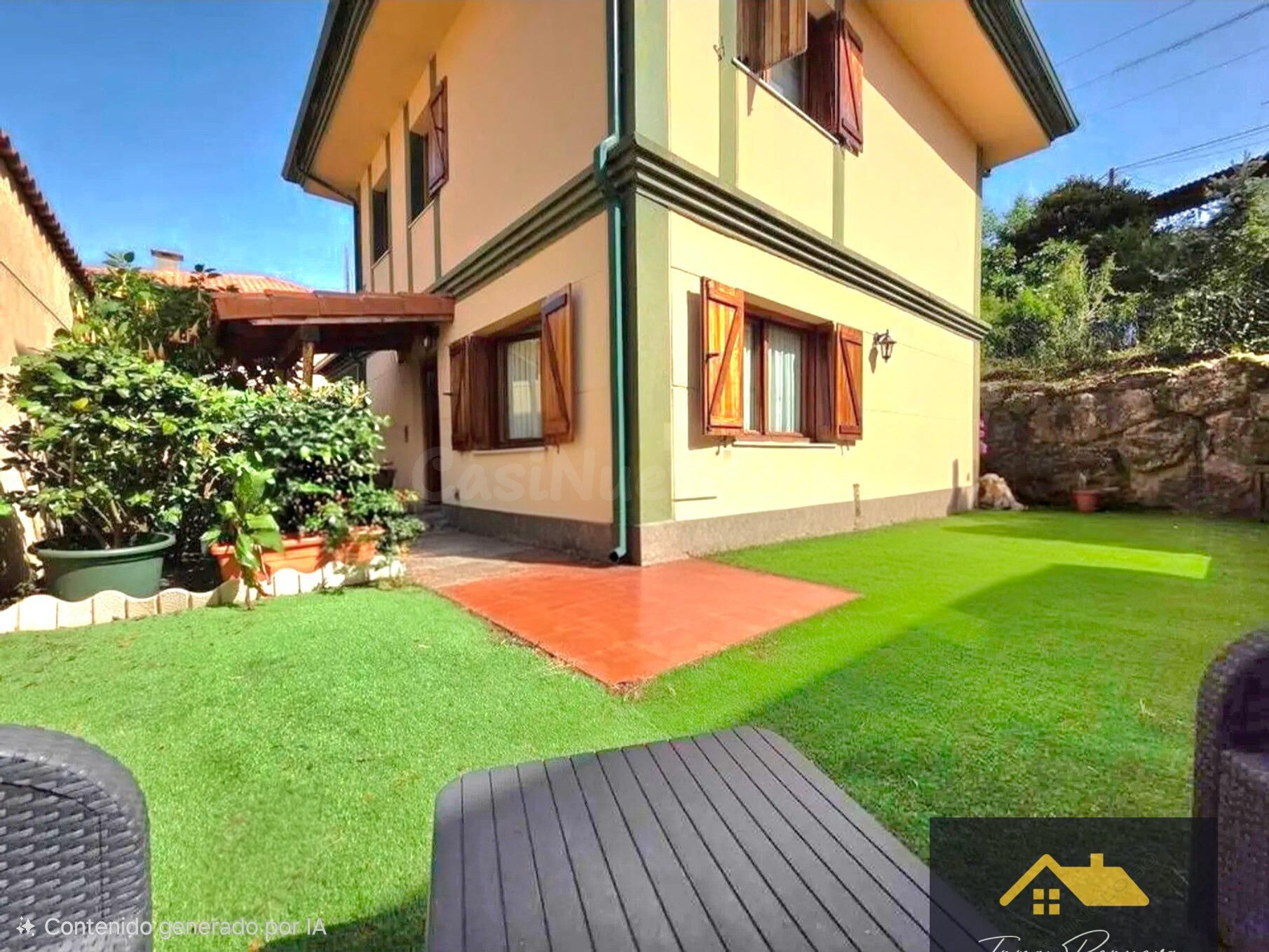 Se vende chalet independiente con piscina comunitaria en Otañes, Cantabria.
