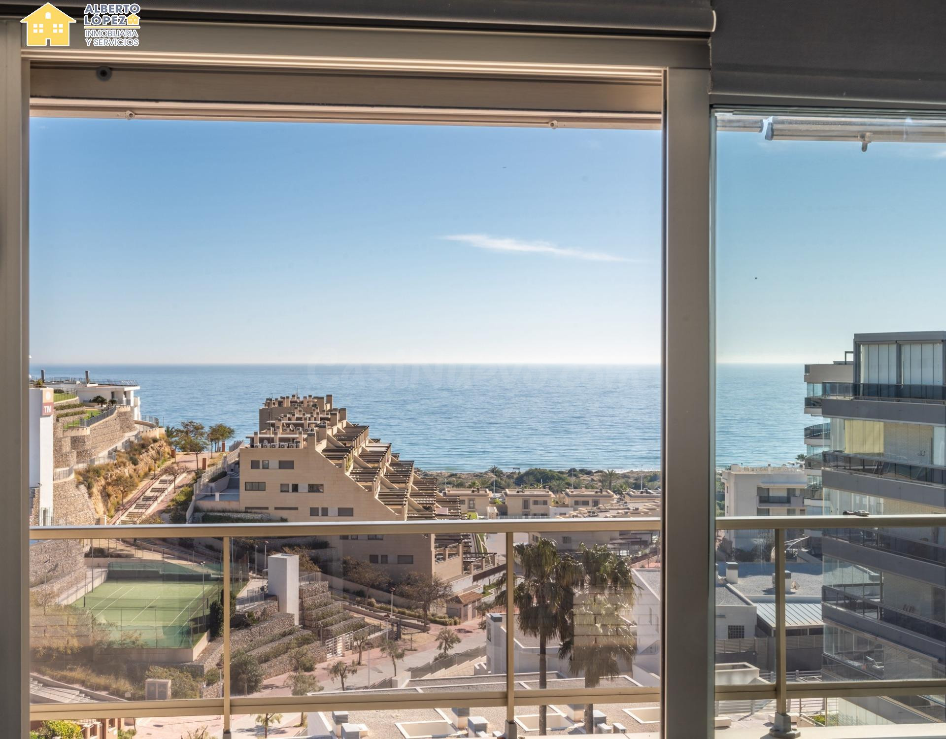 Ático con terraza de uso privado y vistas al mar definitivas en Urbanización San Antonio en Los Arenales del Sol