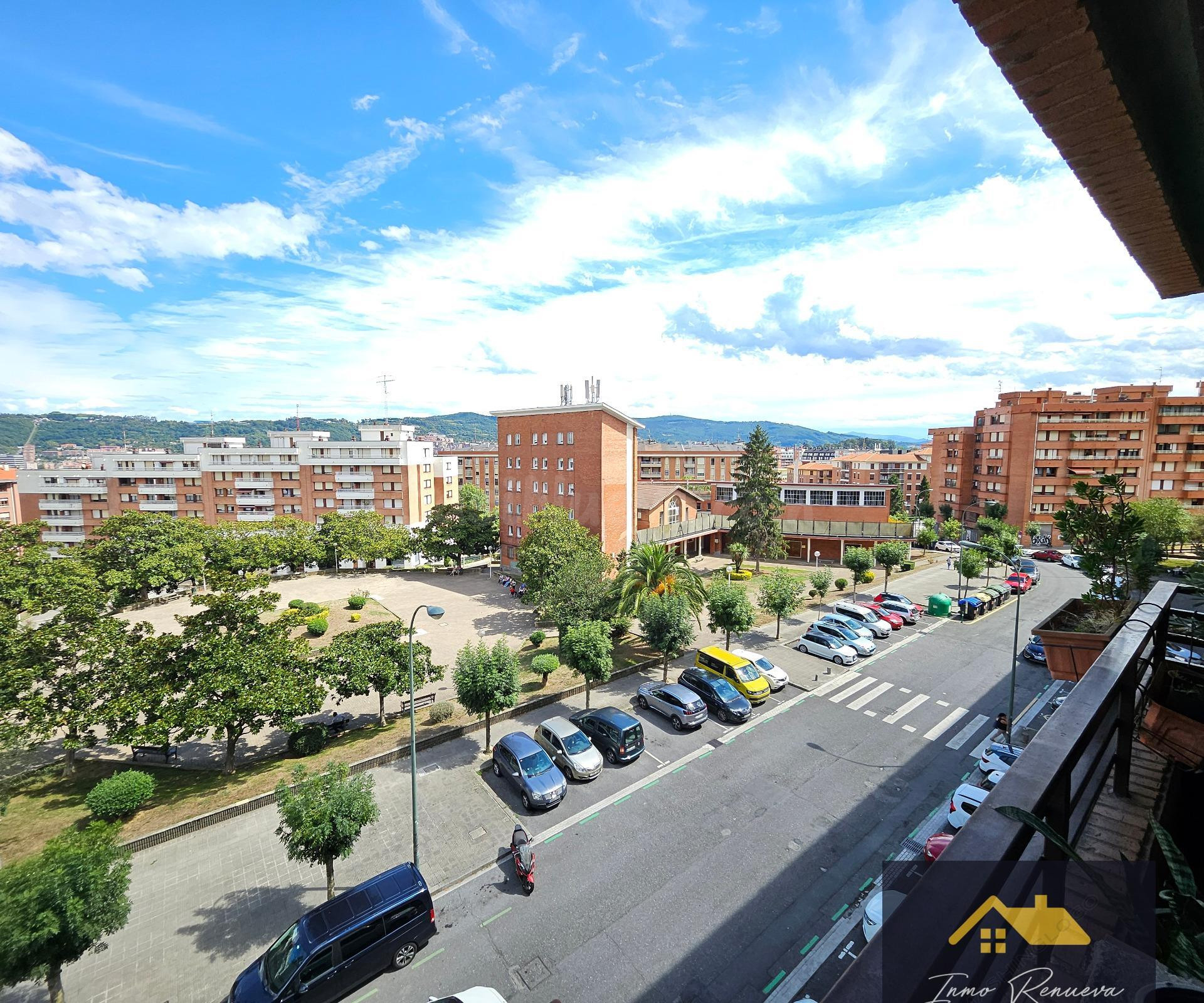 Se vende piso de 4 habitaciones en Avda San Adrián de Bilbao - foto 4