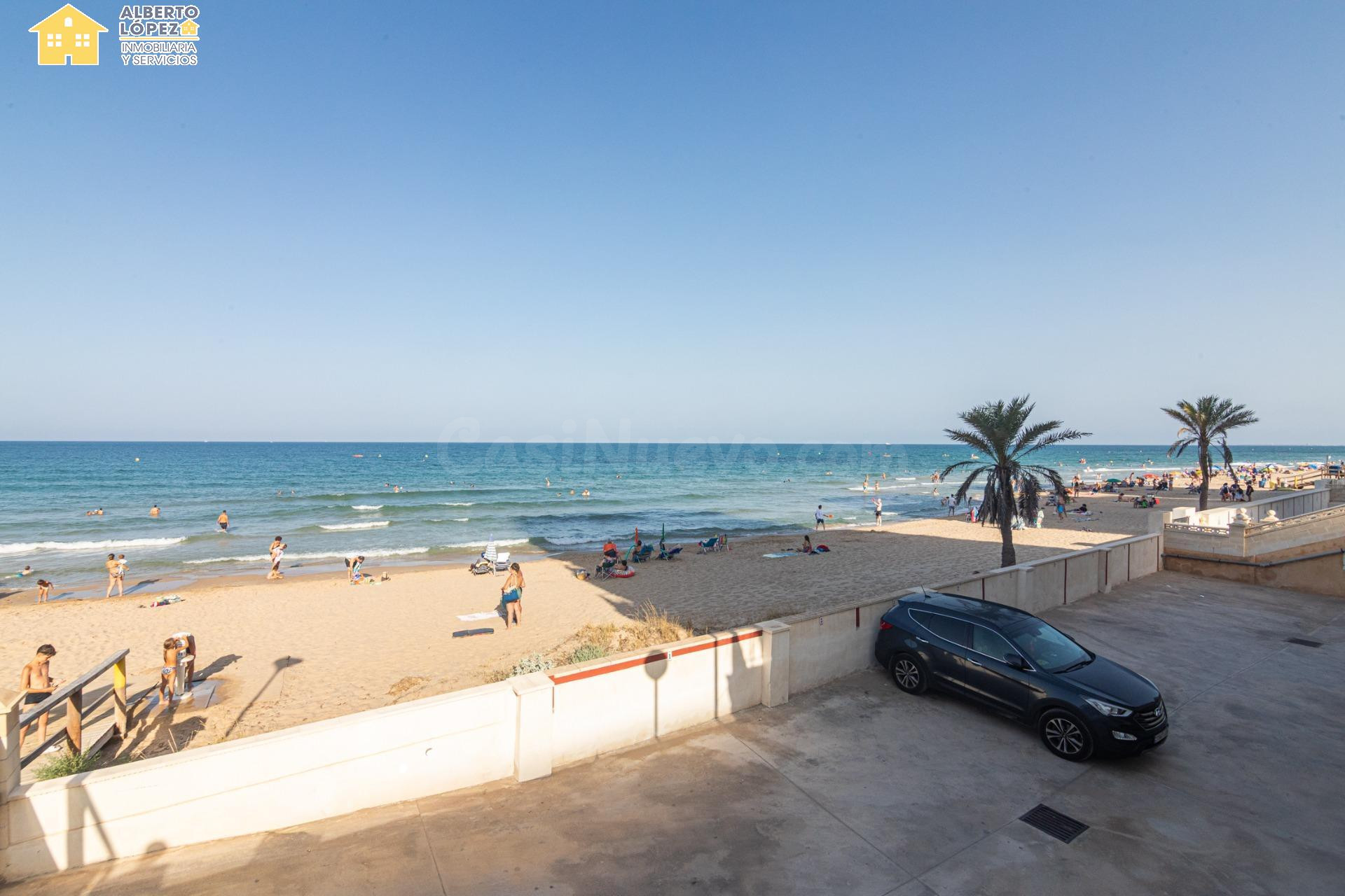 Piso completamente reformado en primera línea de playa con vistas al mar
