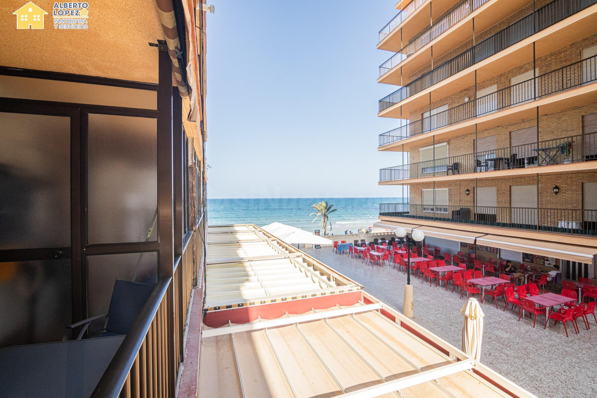 Piso completamente reformado en primera línea de playa con v - foto 4