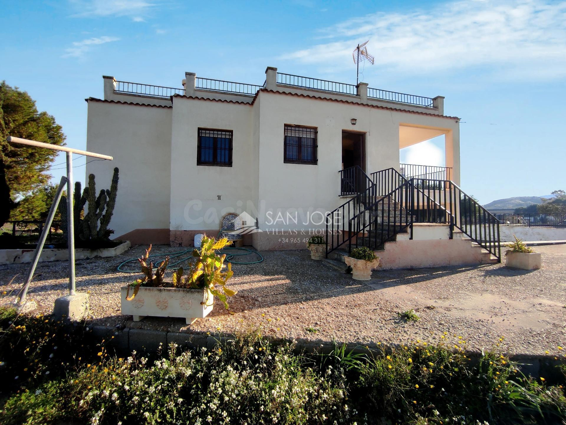 SE VENDE FINCA CON CHALET, PISCINA Y PARCELA DE 58000M2 - foto 3