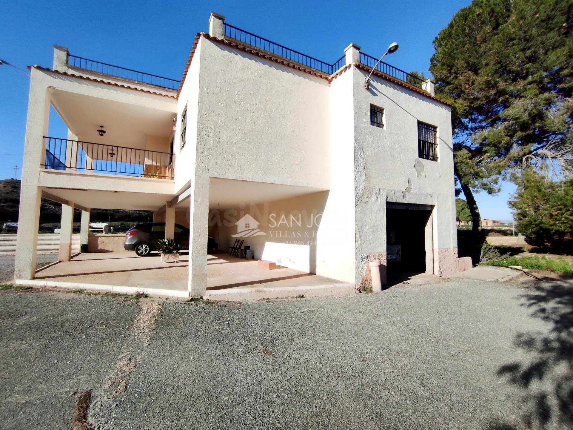 SE VENDE FINCA CON CHALET, PISCINA Y PARCELA DE 58000M2 - foto 4