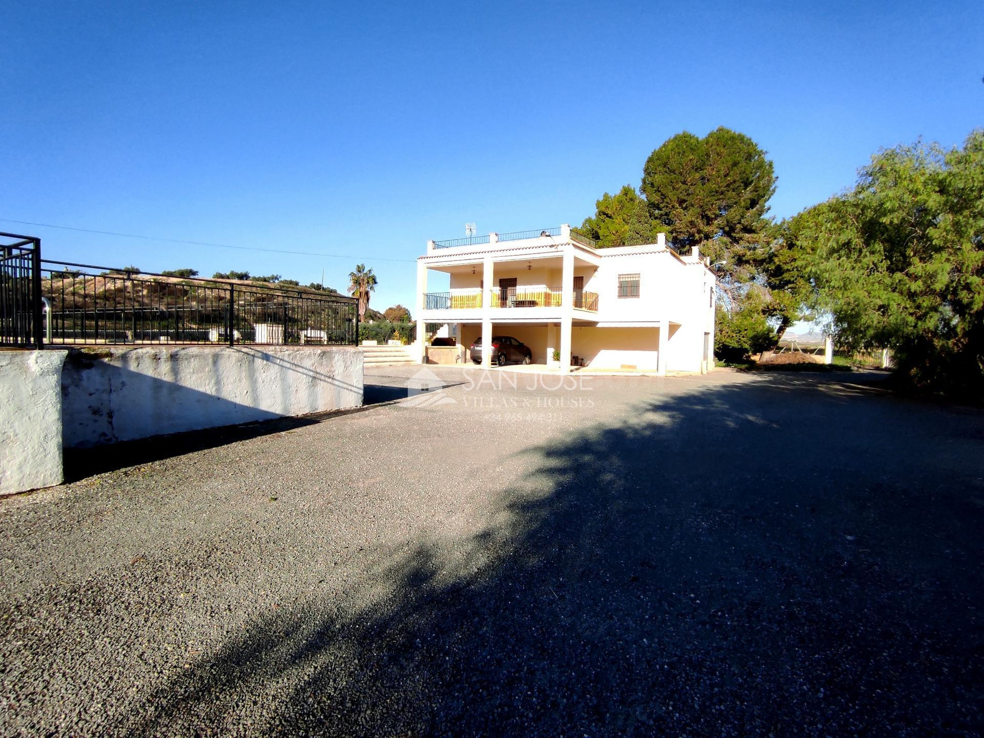 SE VENDE FINCA CON CHALET, PISCINA Y PARCELA DE 58000M2 - foto 5