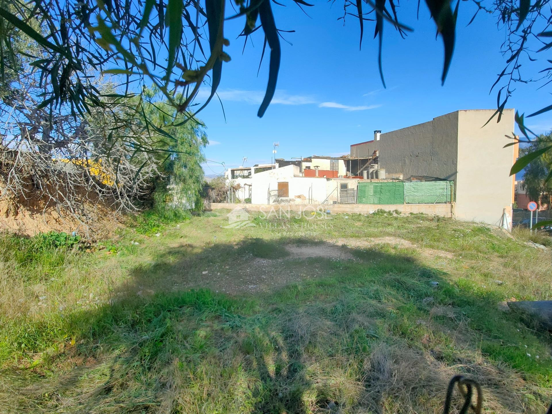 SE VENDE SOLAR URBANO AL LADO DE COLEGIOS E INSTITUTOS EN AS