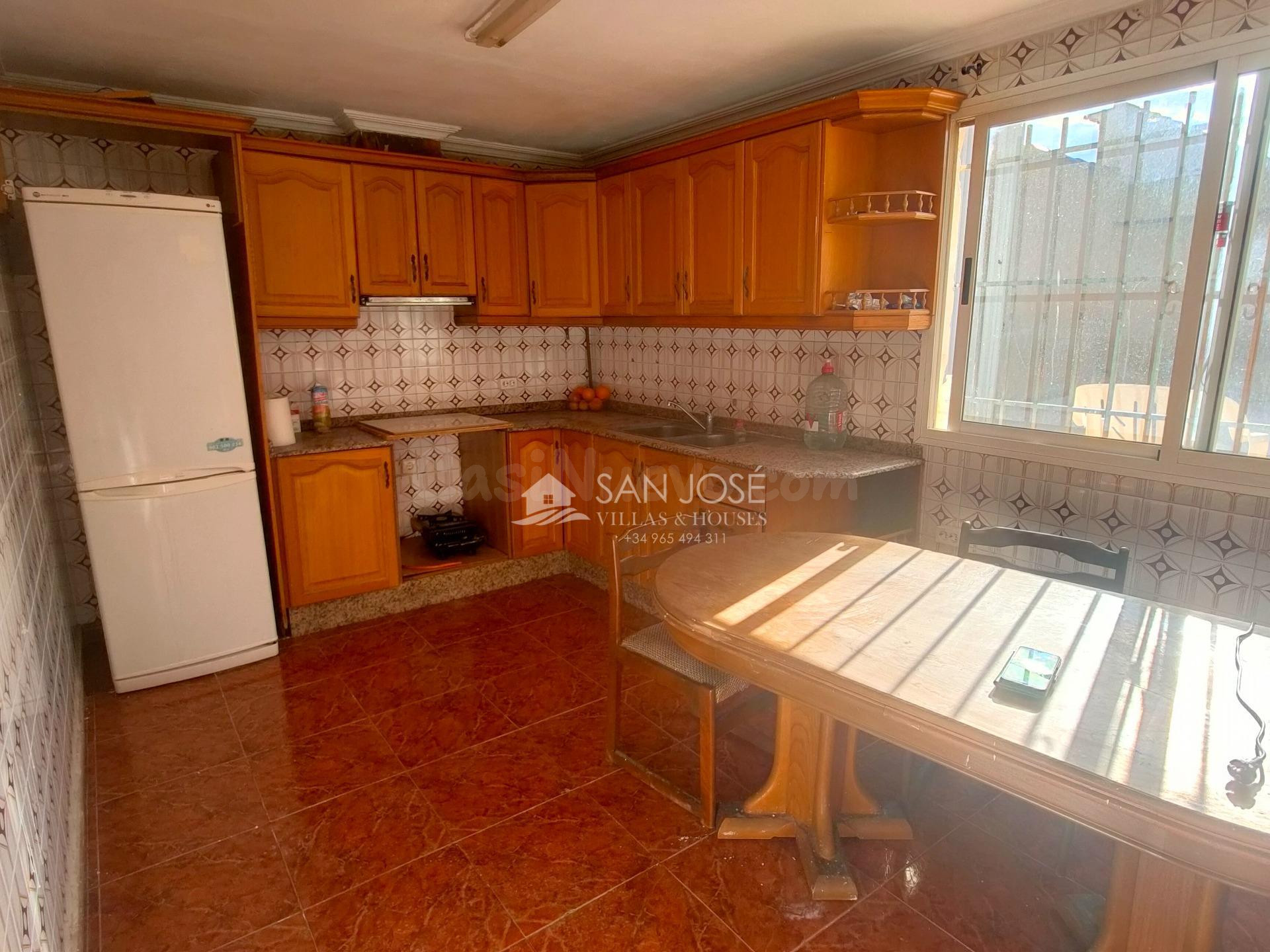 SE VENDE CASA CON GRAN PATIO EN BUENA ZONA DE ASPE