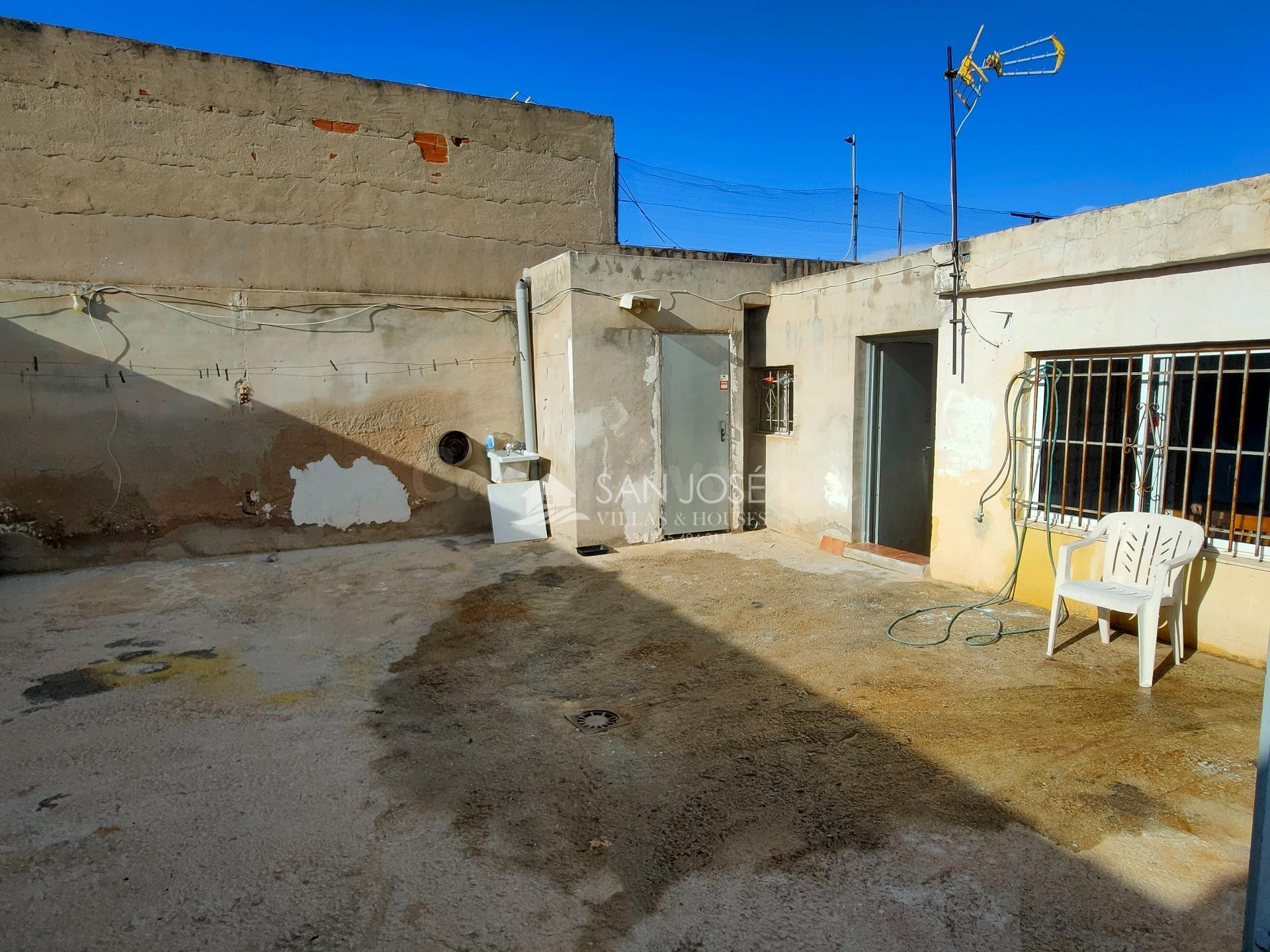 SE VENDE CASA CON GRAN PATIO EN BUENA ZONA DE ASPE - foto 2