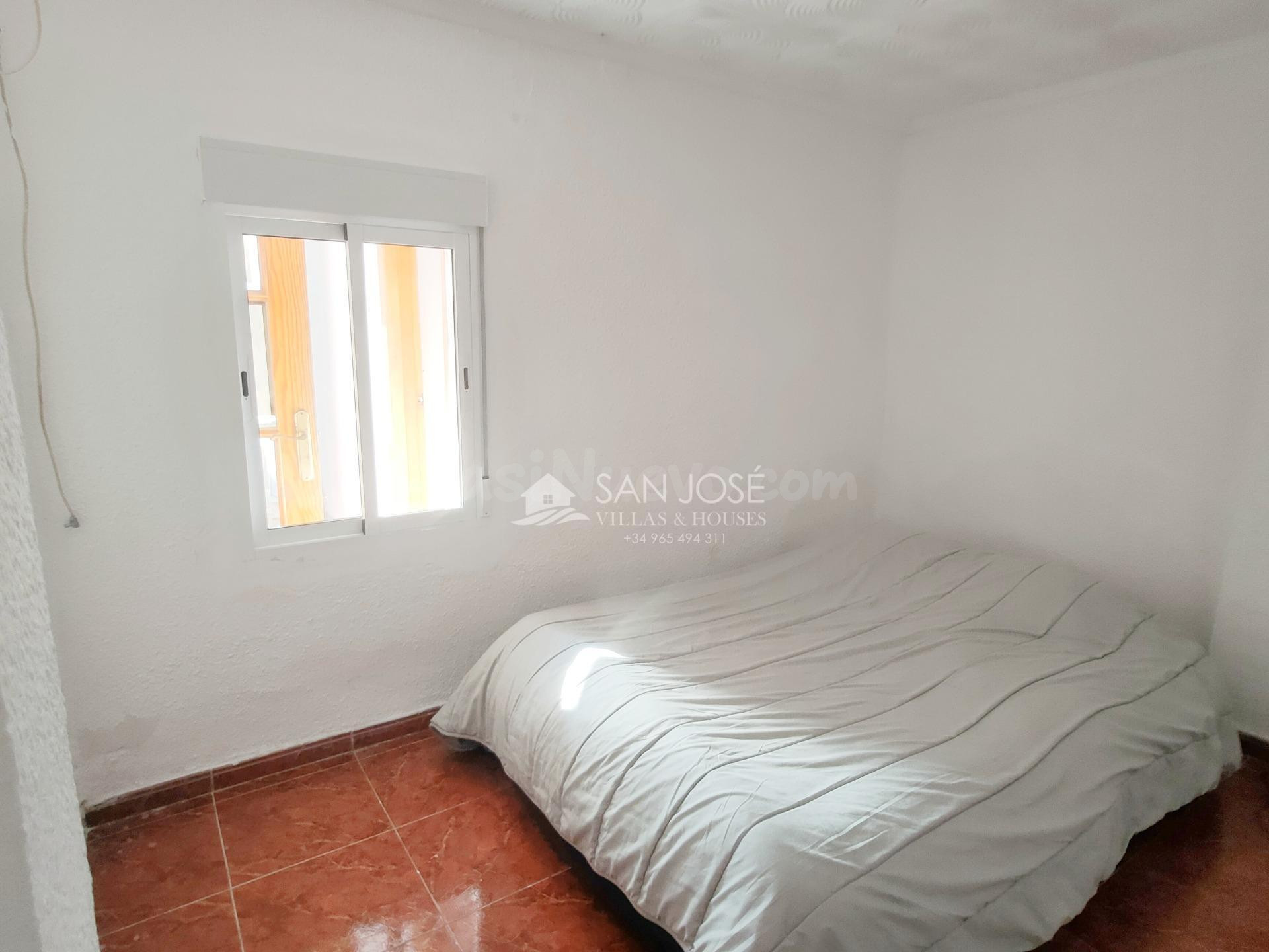 SE VENDE CASA CON GRAN PATIO EN BUENA ZONA DE ASPE - foto 3