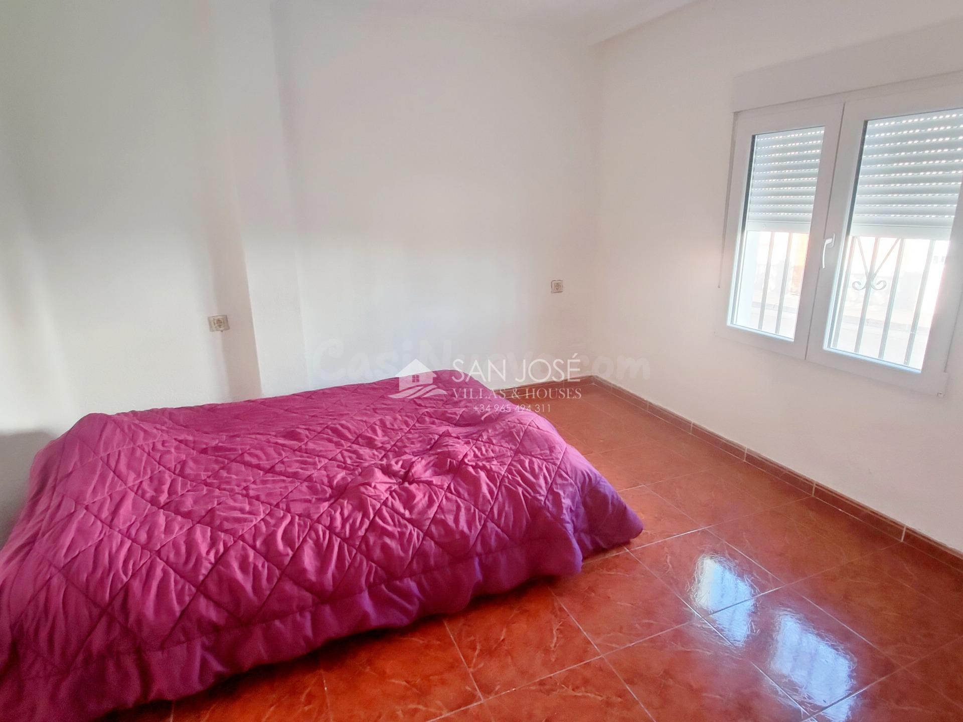 SE VENDE CASA CON GRAN PATIO EN BUENA ZONA DE ASPE - foto 4