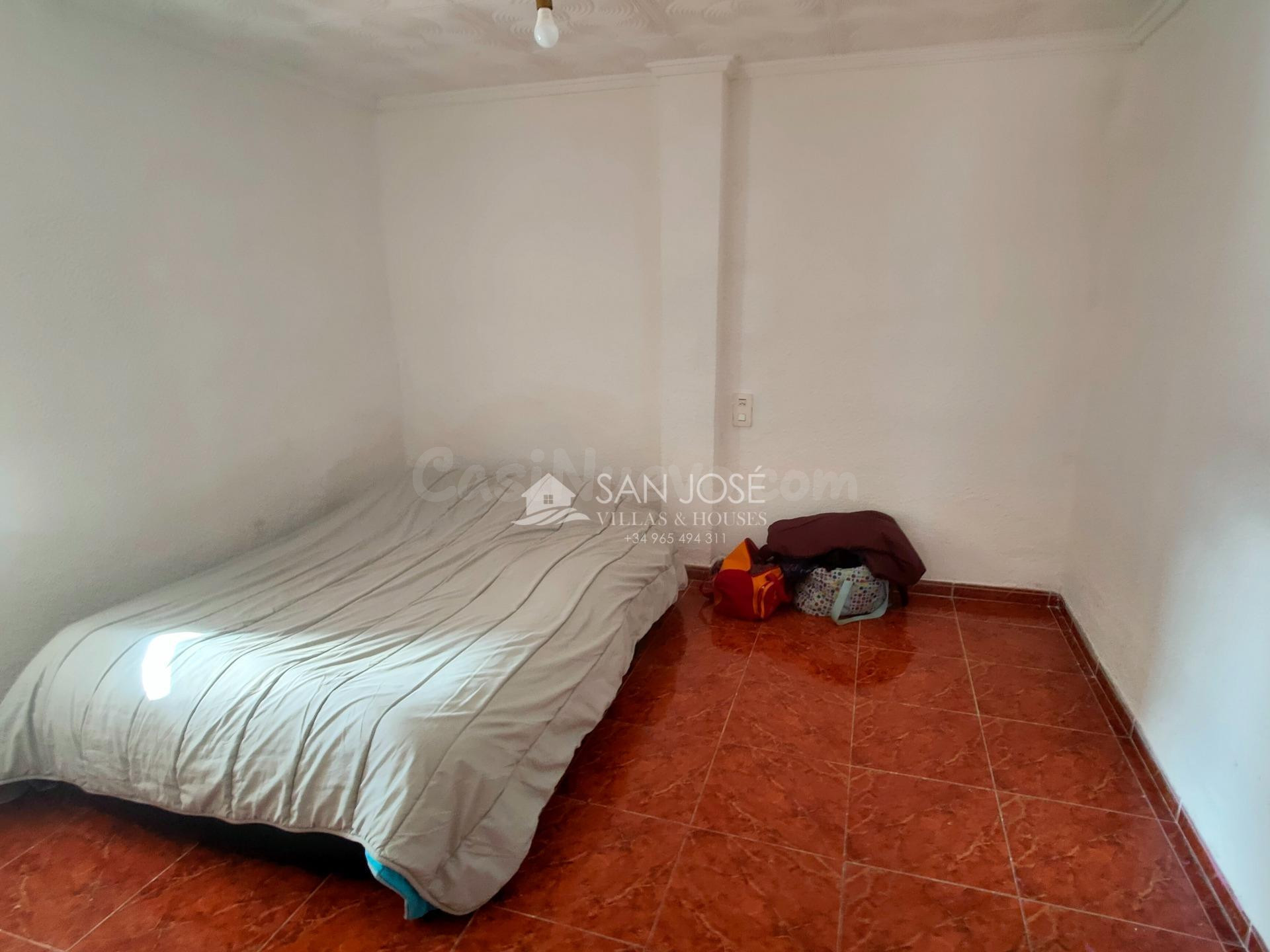 SE VENDE CASA CON GRAN PATIO EN BUENA ZONA DE ASPE - foto 5