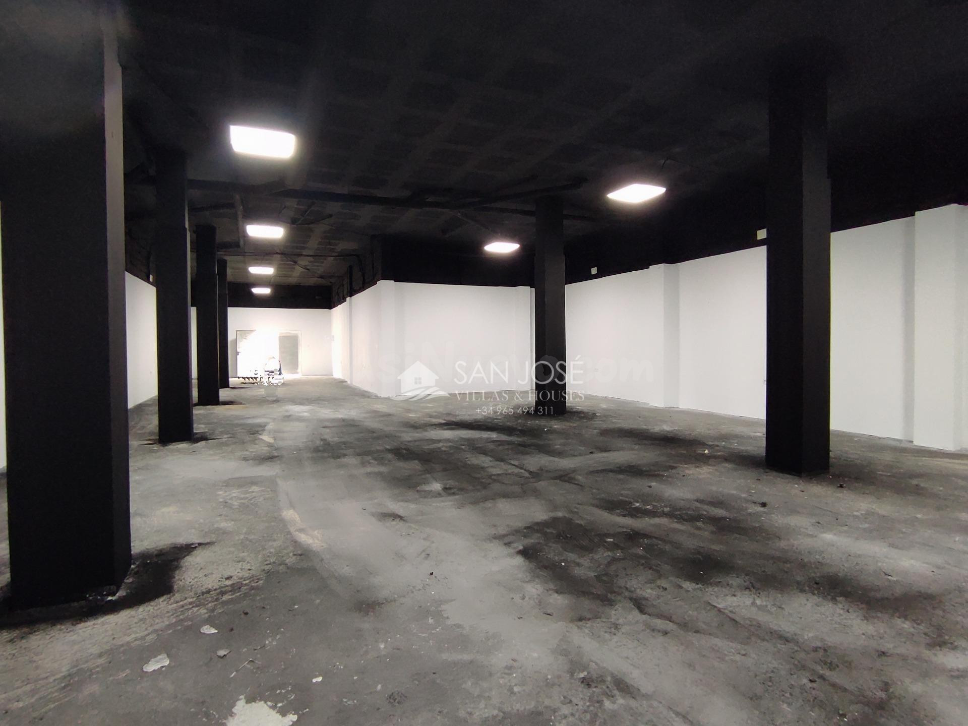 SE VENDE O ALQUILA CON OPCIÓN COMPRA LOCAL COMERCIAL DIÁFANO - foto 2