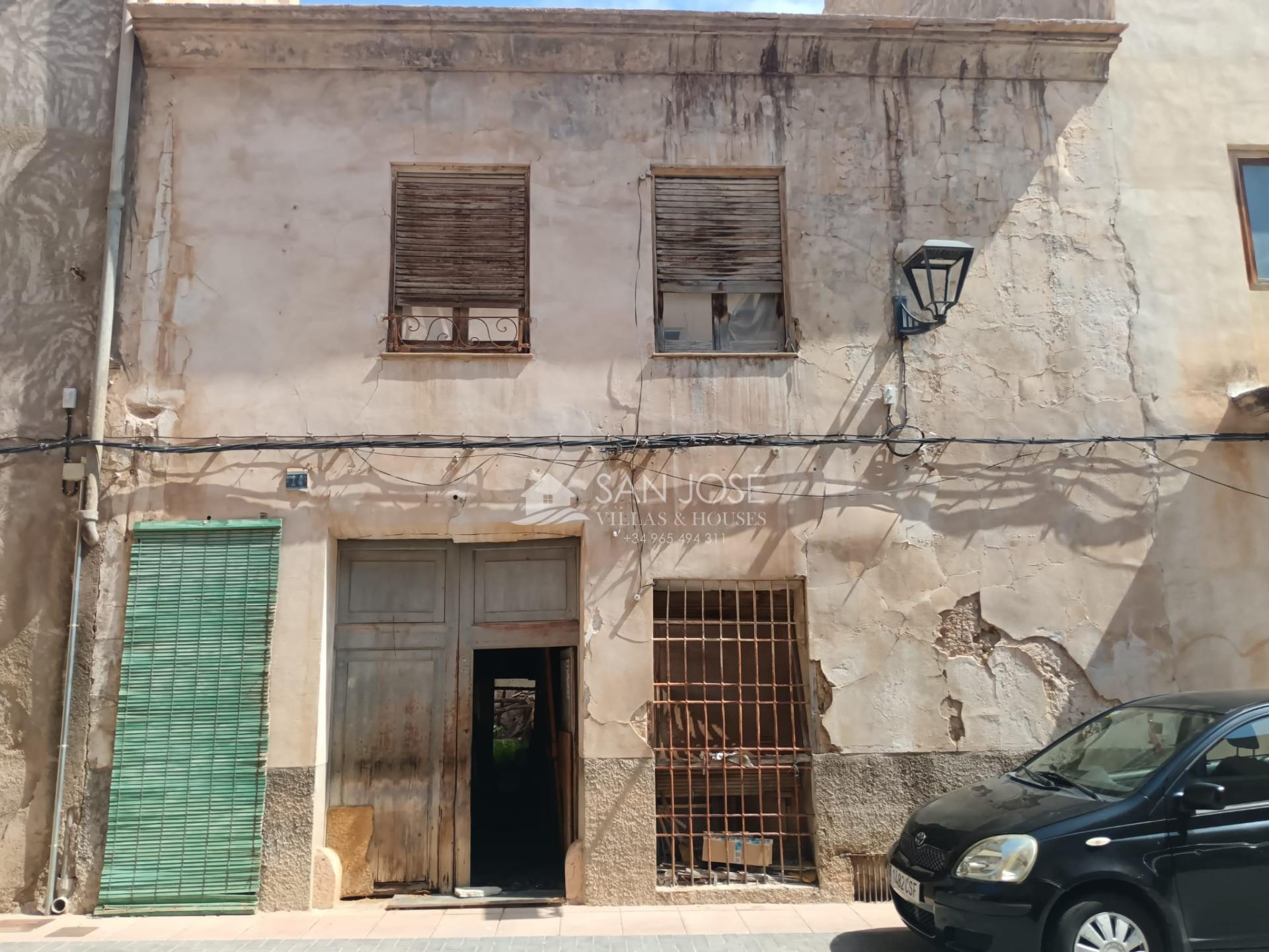 VENTA DE CASA SOLAR CON GRAN PATIO INTERIOR EN ASPE, ZONA CE