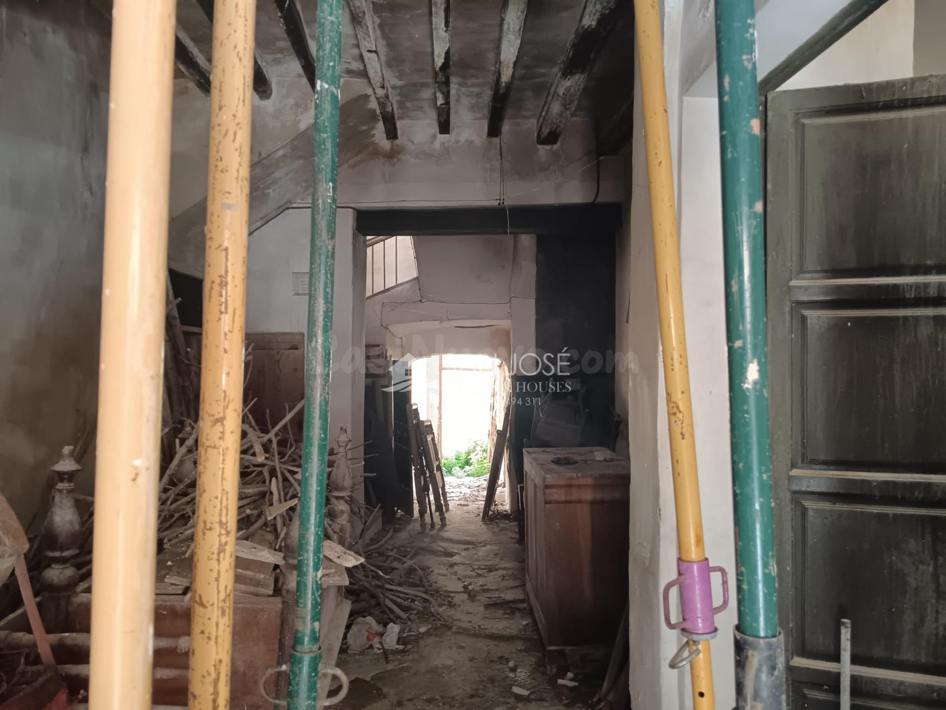 VENTA DE CASA SOLAR CON GRAN PATIO INTERIOR EN ASPE, ZONA CE - foto 2