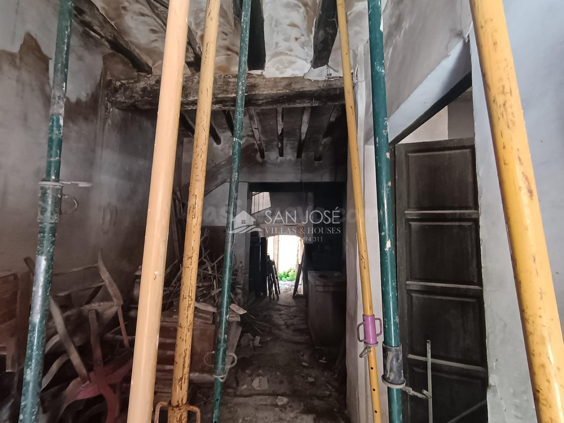 VENTA DE CASA SOLAR CON GRAN PATIO INTERIOR EN ASPE, ZONA CE - foto 3