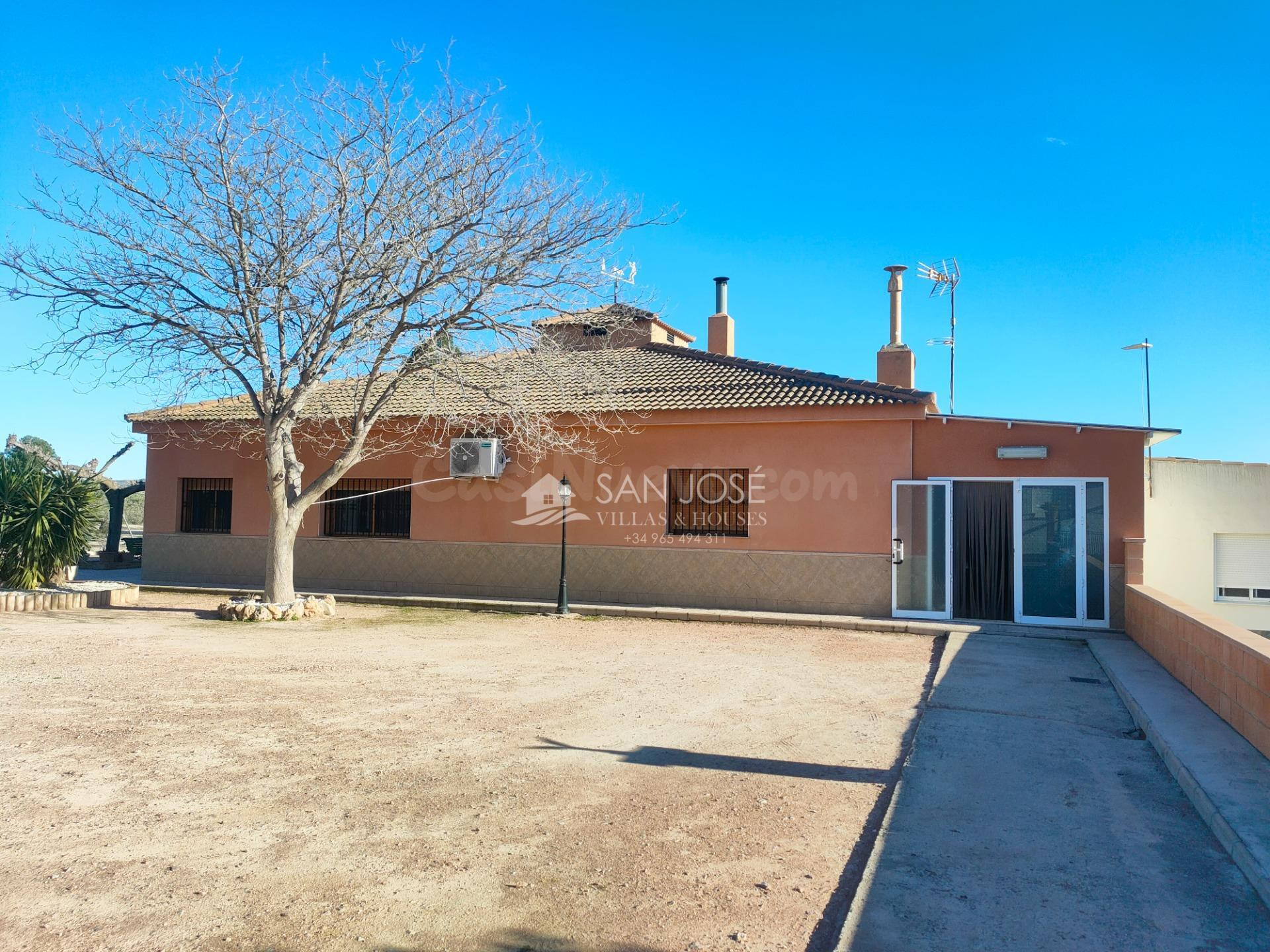 SE VENDE CHALET EN MUY BUEN ESTADO EN NOVELDA ZONA CAMPET - foto 2