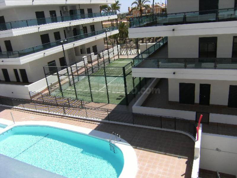 ¡Tu Hogar Ideal en Elche! Moderno Piso con Amplia Terraza y Servicios de Primera