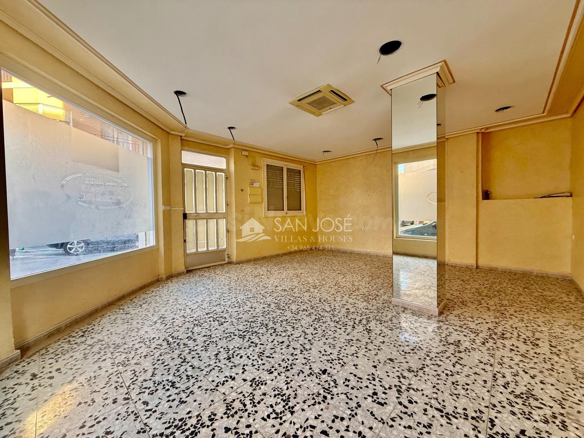 SE VENDE LOCAL COMERCIAL EN NOVELDA CON GARAJE INCORPORADO