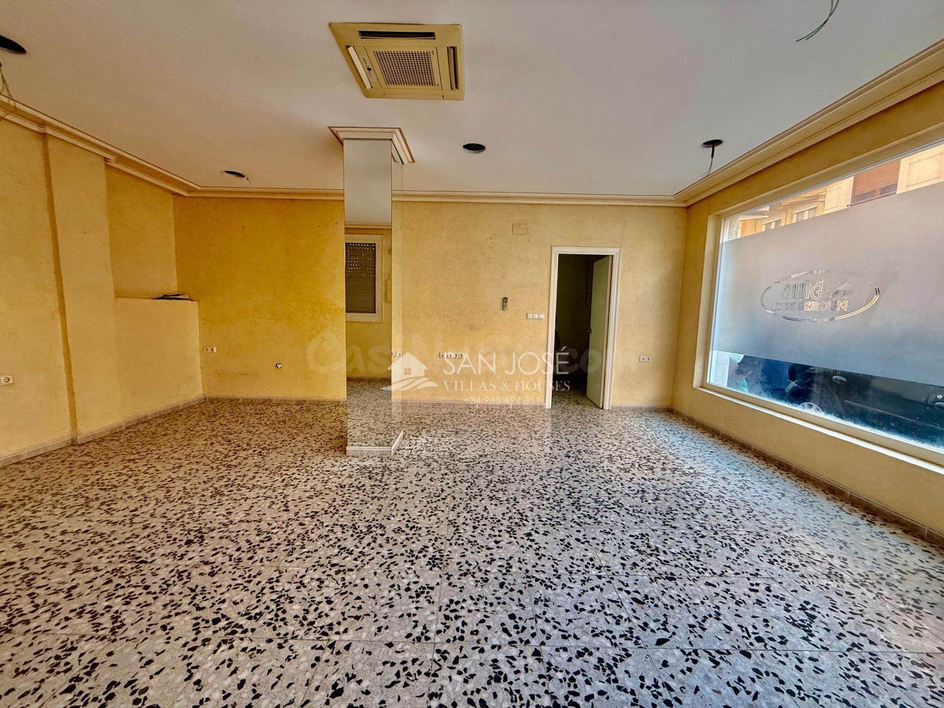 SE VENDE LOCAL COMERCIAL EN NOVELDA CON GARAJE INCORPORADO - foto 2
