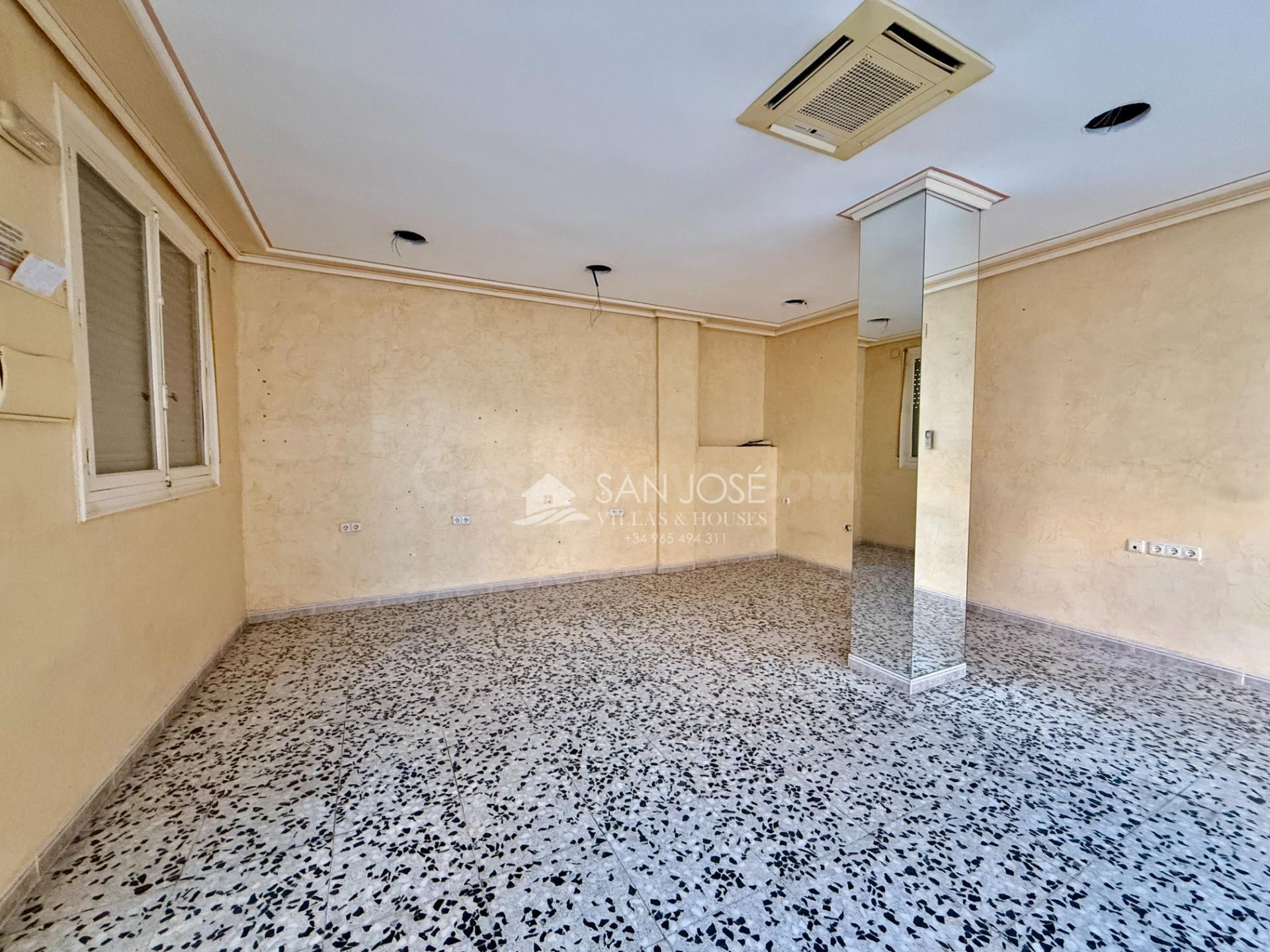 SE VENDE LOCAL COMERCIAL EN NOVELDA CON GARAJE INCORPORADO - foto 3