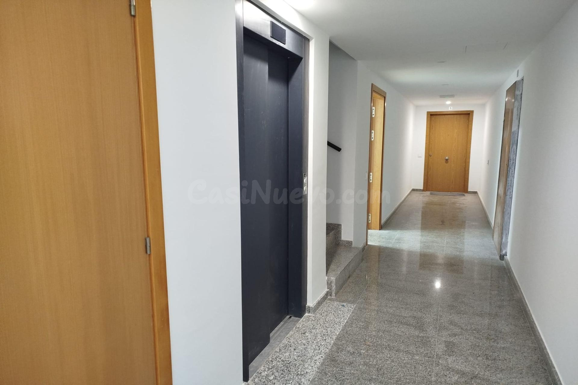 Piso en planta baja de 2 habitaciones, terraza, parking y tr - foto 2