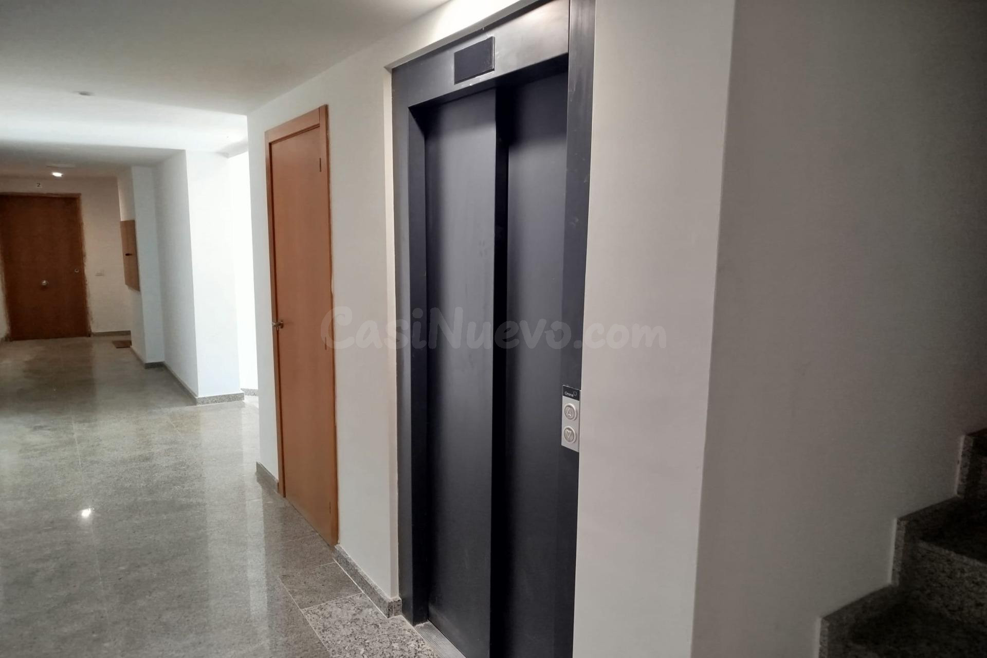 Piso en planta baja de 2 habitaciones, terraza, parking y tr - foto 3