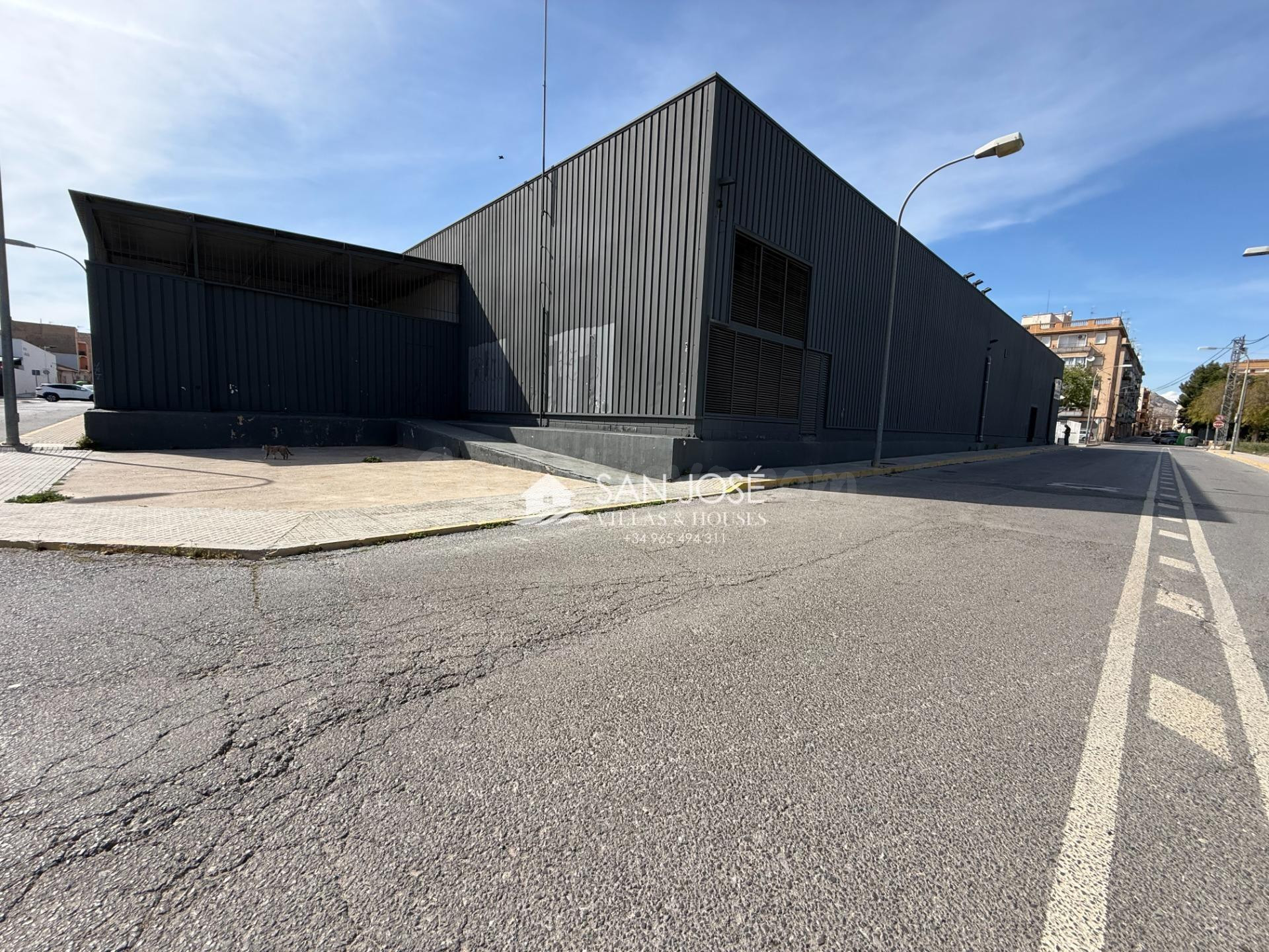 ALQUILER DE NAVE EN NOVELDA CON APARCAMIENTO