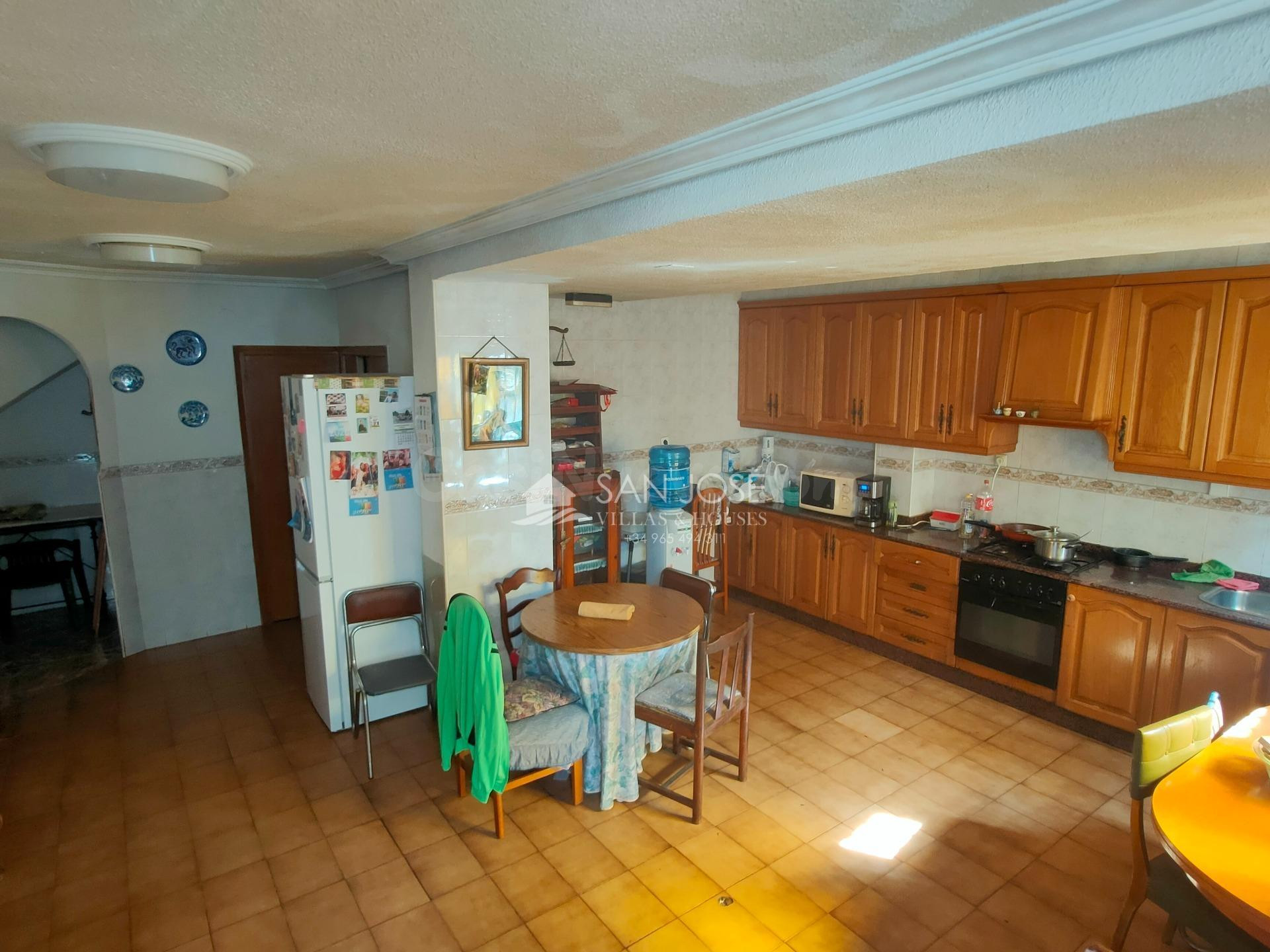 SE VENDE CASA A DOS CALLES EN ASPE Y EN BUENA ZONA