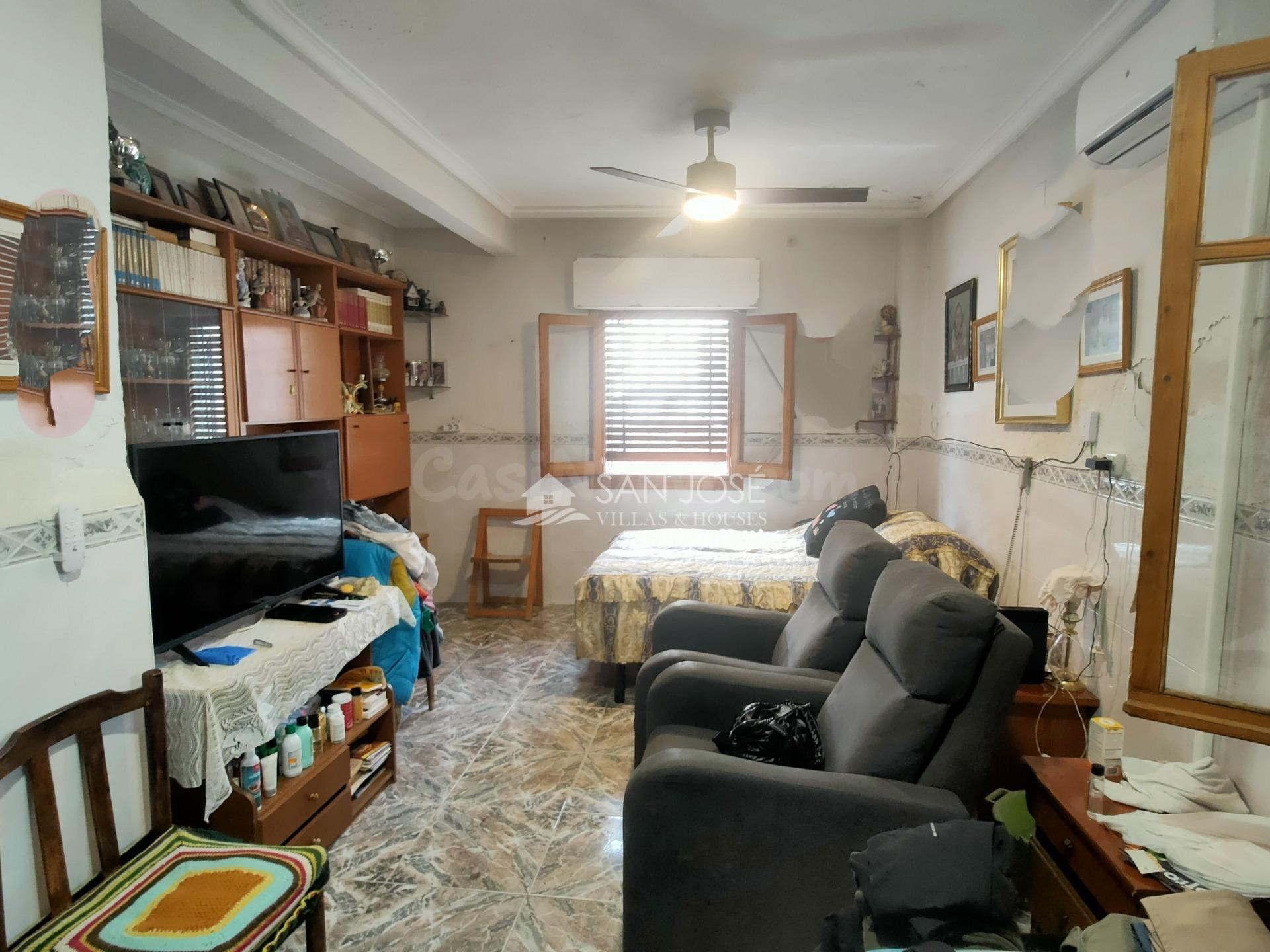 SE VENDE CASA A DOS CALLES EN ASPE Y EN BUENA ZONA - foto 2