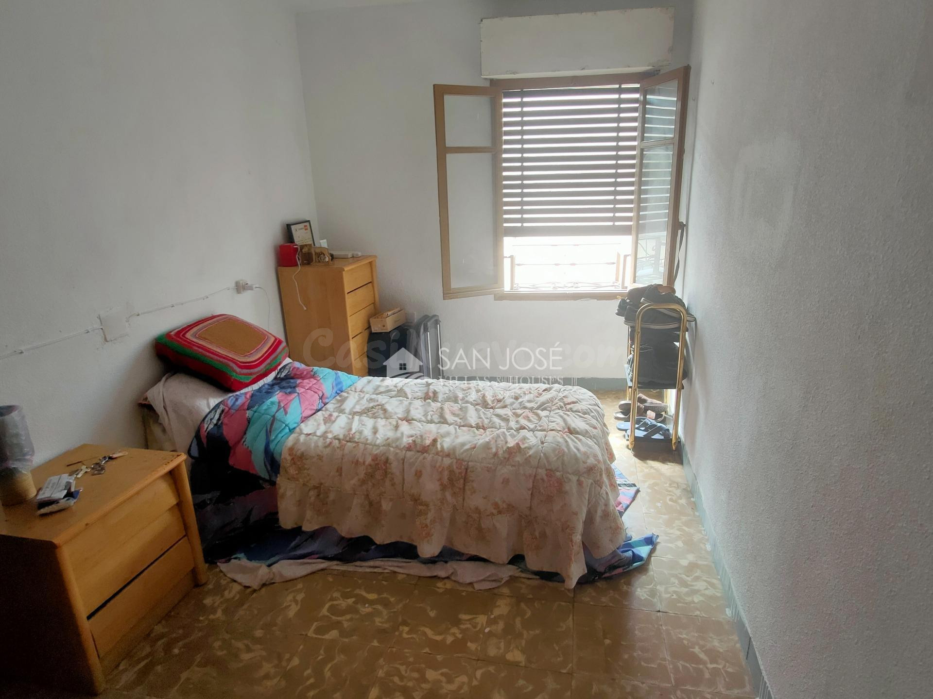 SE VENDE CASA A DOS CALLES EN ASPE Y EN BUENA ZONA - foto 4