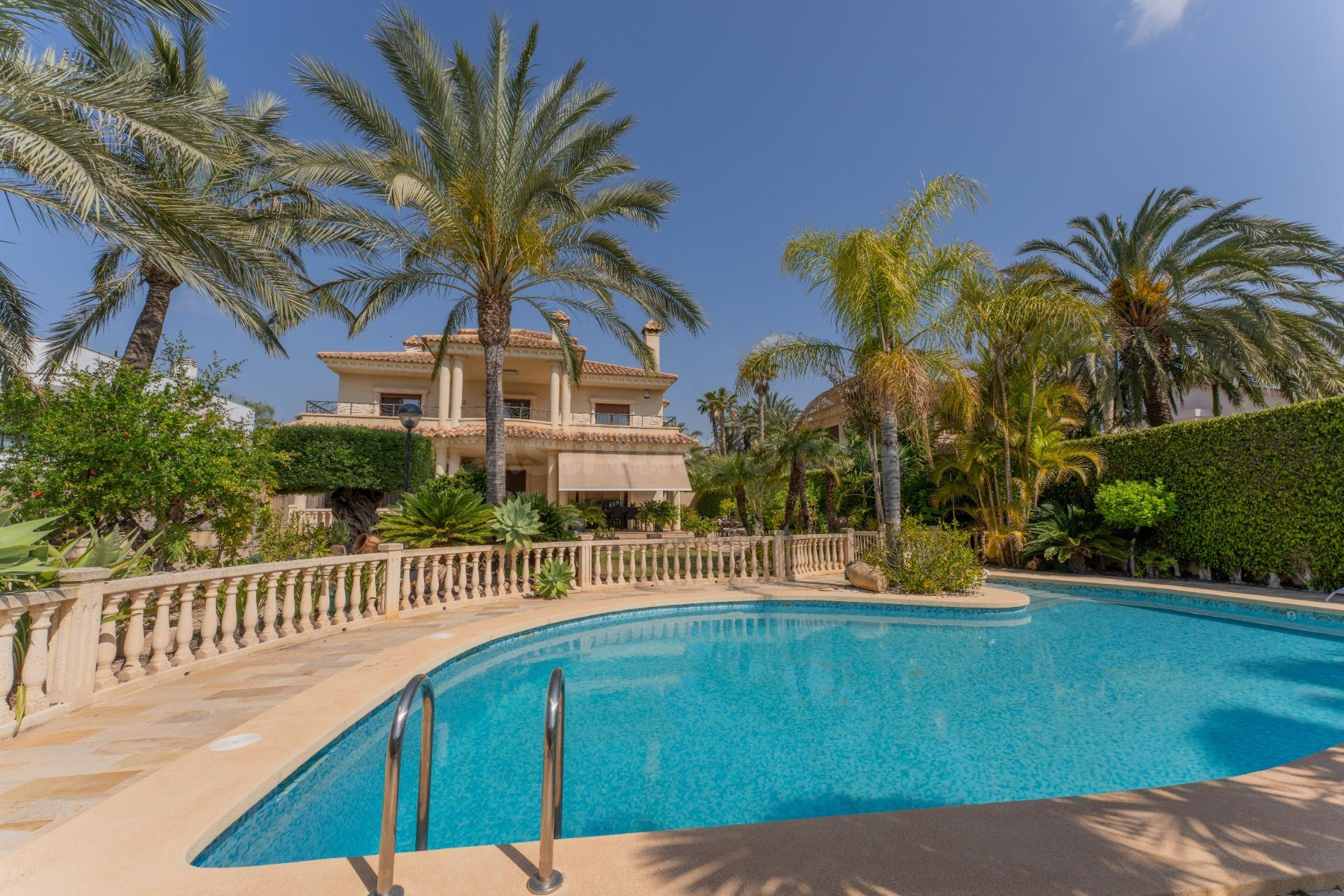 ¡¡¡CHALET EXCLUSIVO EN PEÑA LAS AGUILAS ZONA URBANA!!!...