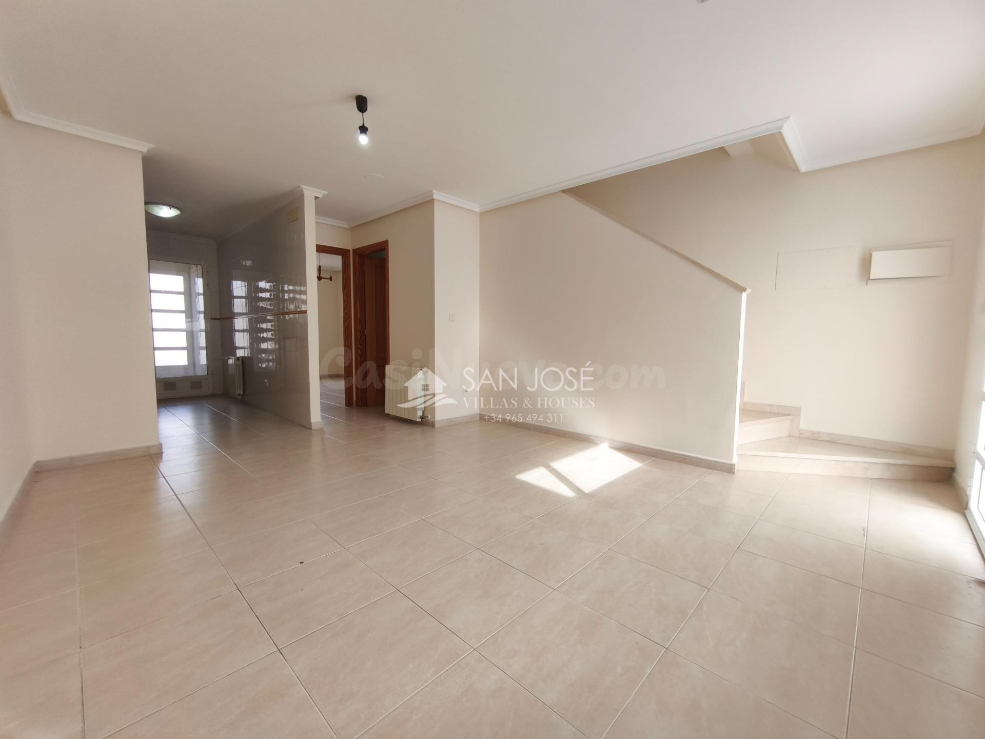 VENTA DE ADOSADO CON PISCINA COMUNITARIA
