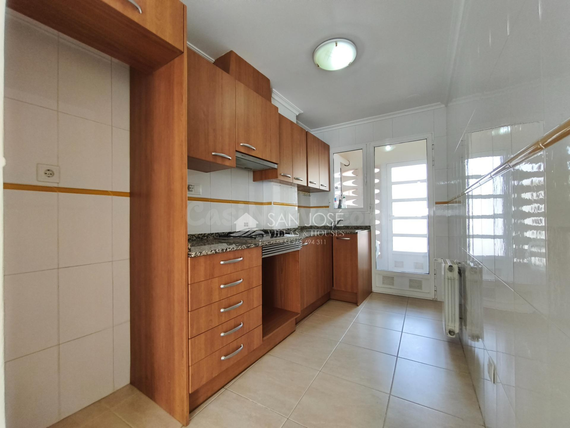 VENTA DE ADOSADO CON PISCINA COMUNITARIA - foto 2