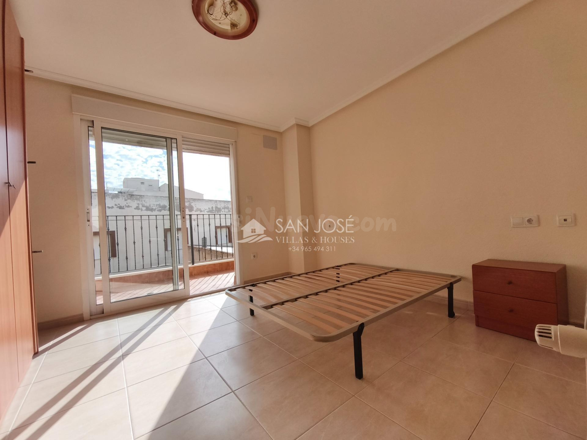 VENTA DE ADOSADO CON PISCINA COMUNITARIA - foto 3