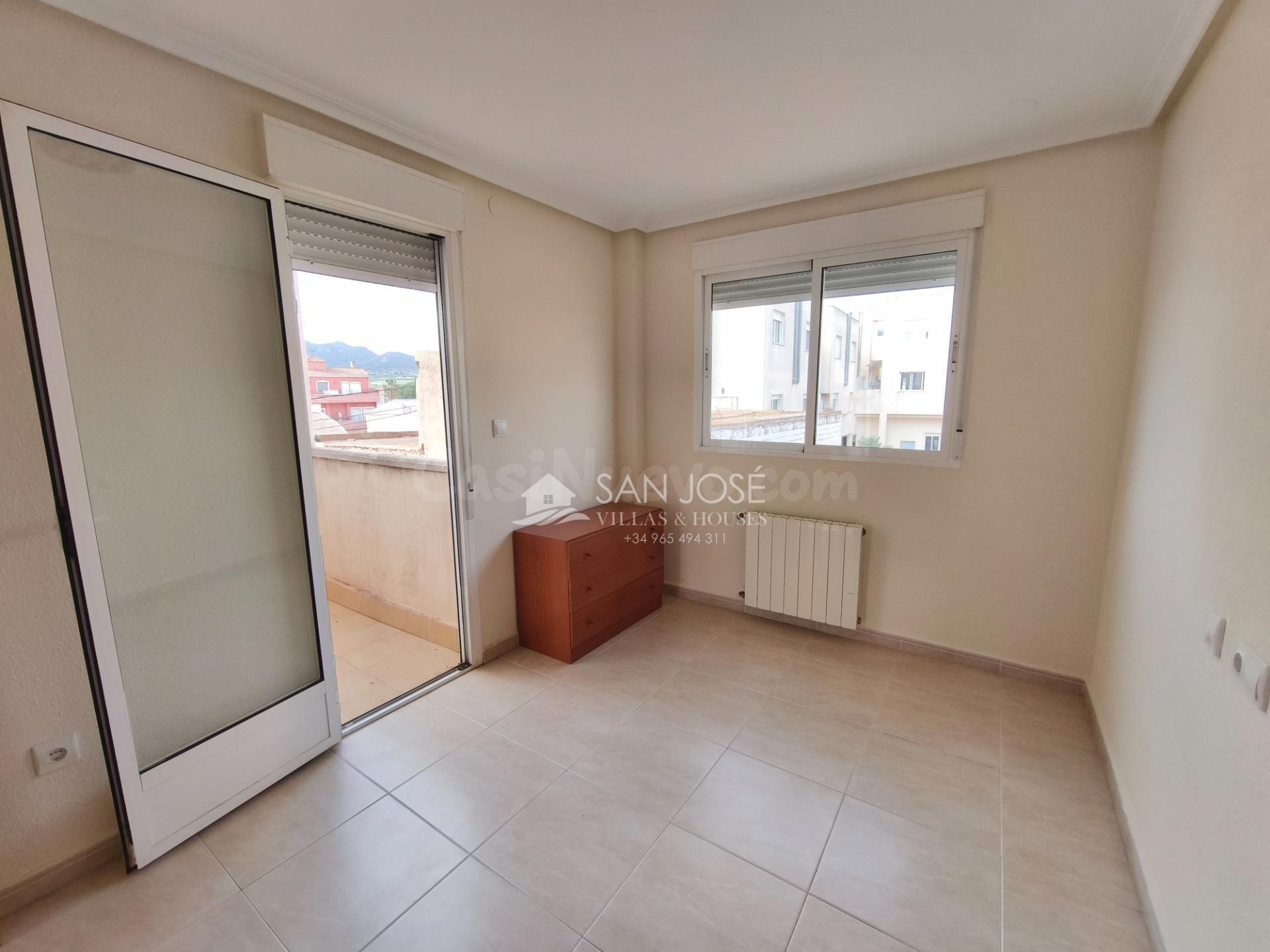 VENTA DE ADOSADO CON PISCINA COMUNITARIA - foto 4