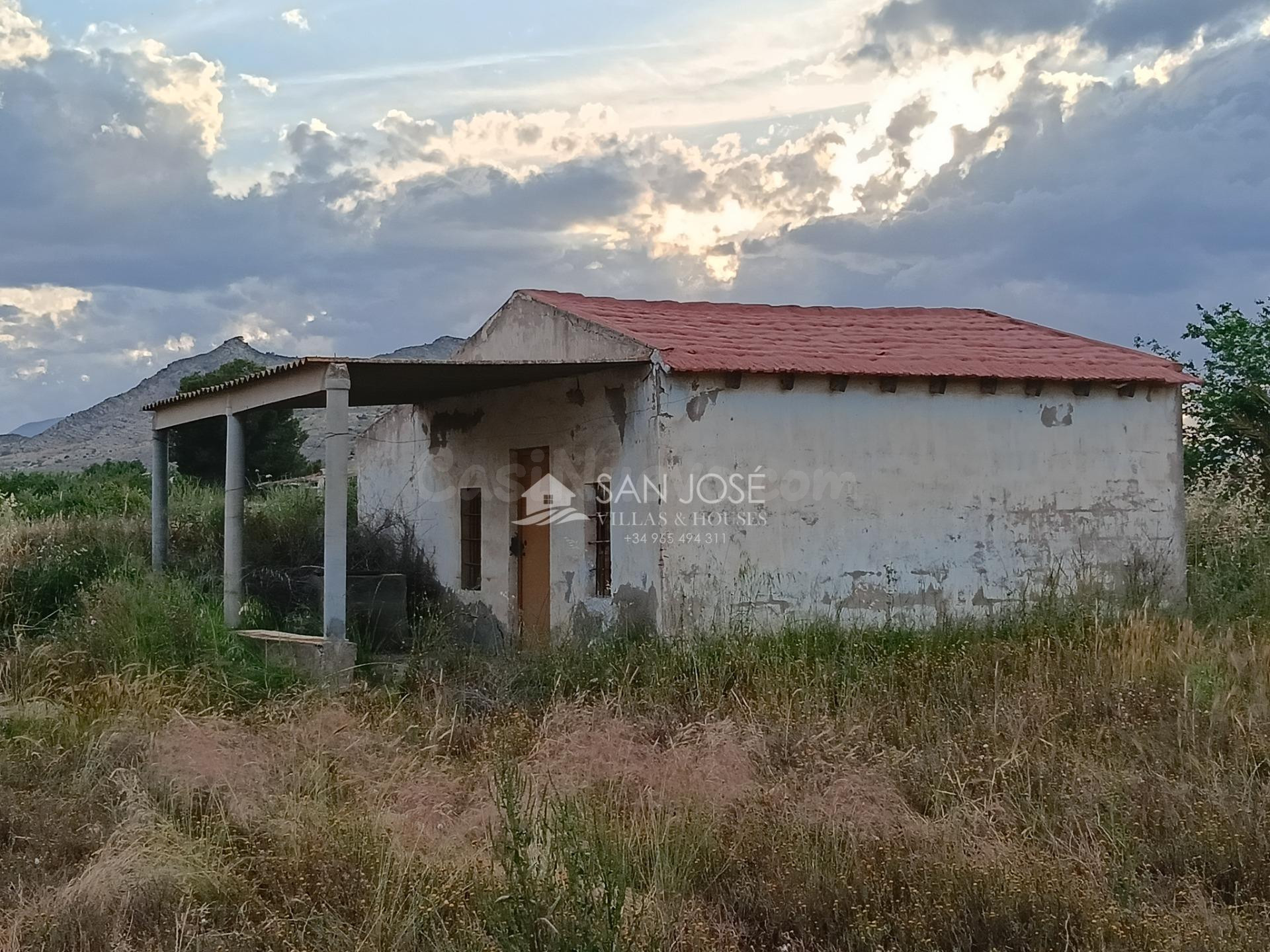 SE VENDE PARCELA CON CASITA DE CAMPO PARA REFORMAR CERCA DE 