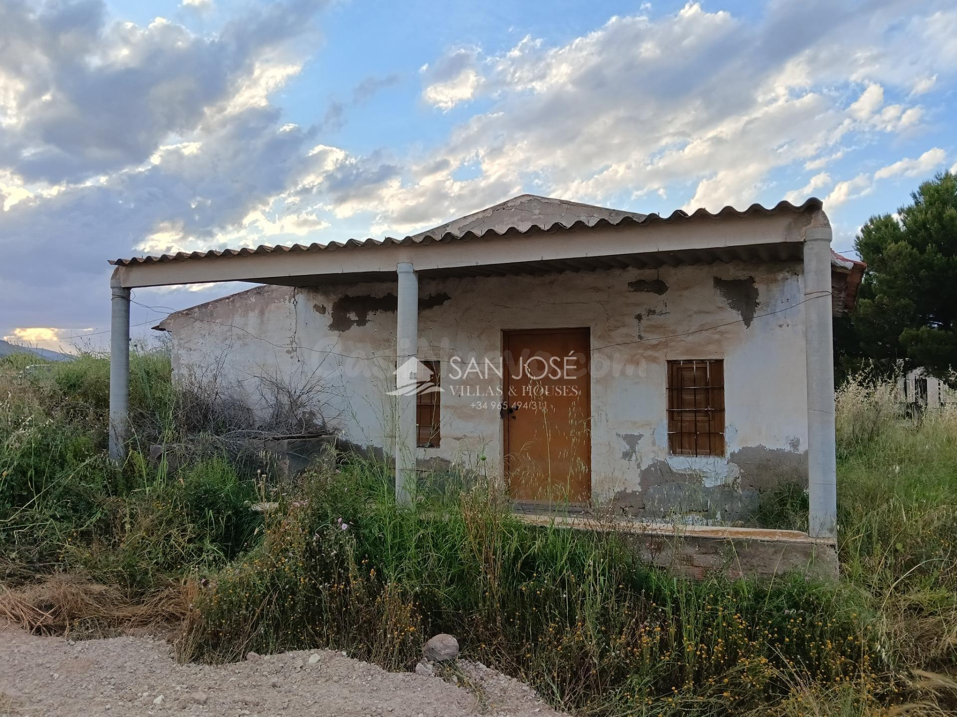 SE VENDE PARCELA CON CASITA DE CAMPO PARA REFORMAR CERCA DE  - foto 2