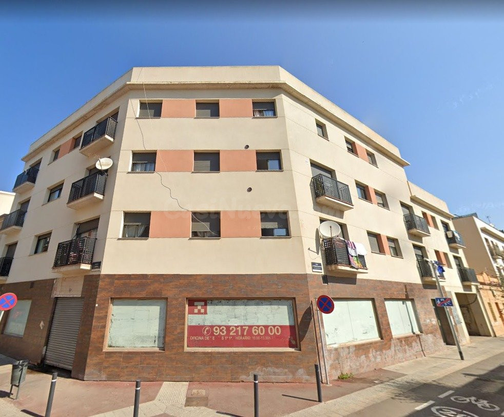 Venta de Local OKUPADO en Calle RAFAEL CASANOVA Nº 37 Vilade