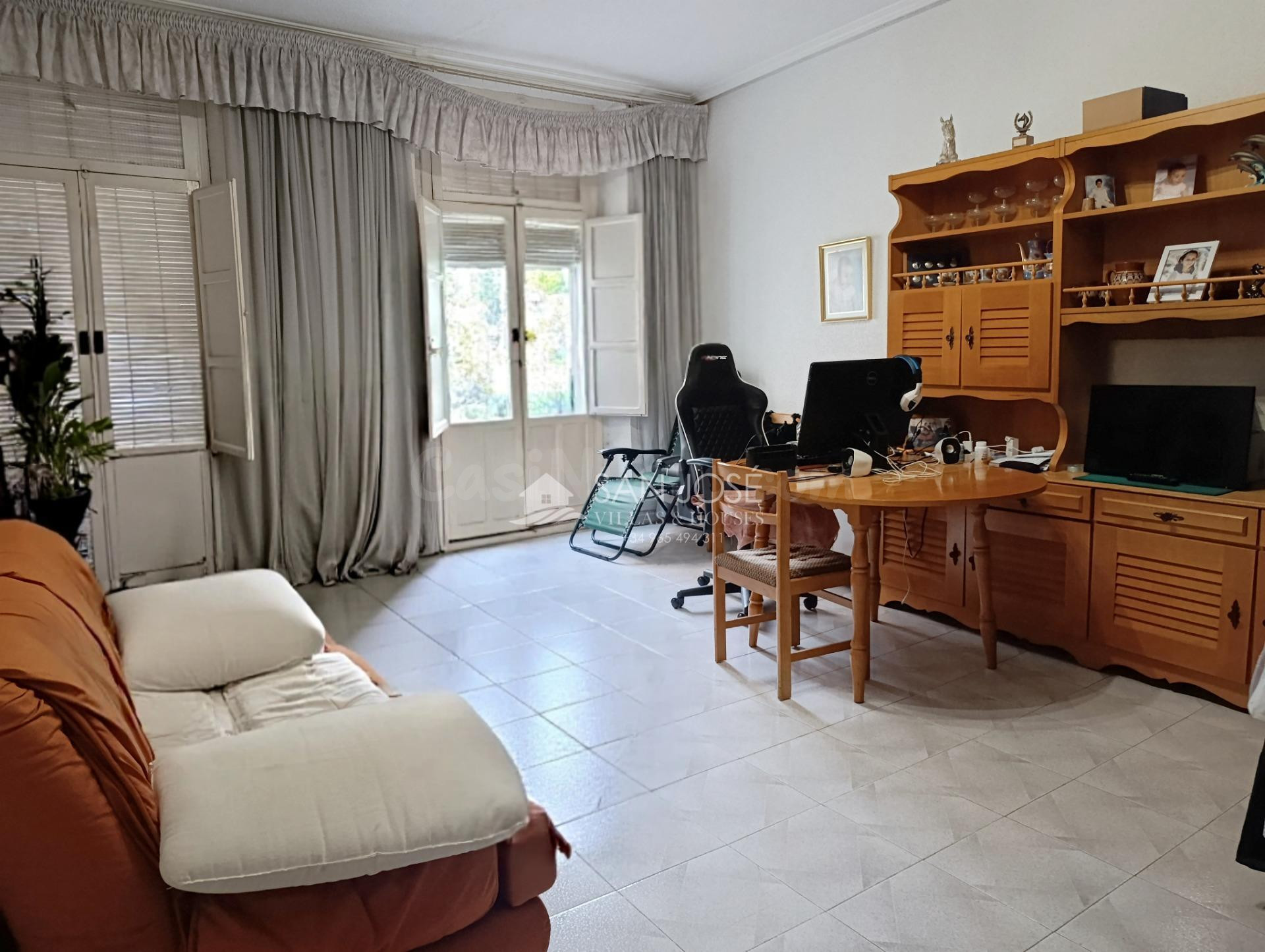 SE VENDE CASA DE TRES PLANTAS CON NEGOCIO O FUTURO GARAJE