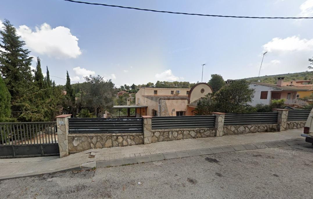 Se vende Casa OKUPADA en Calle Bosc Dels Palillos 7 Olesa de
