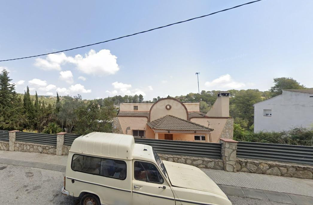 Se vende Casa OKUPADA en Calle Bosc Dels Palillos 7 Olesa de - foto 2