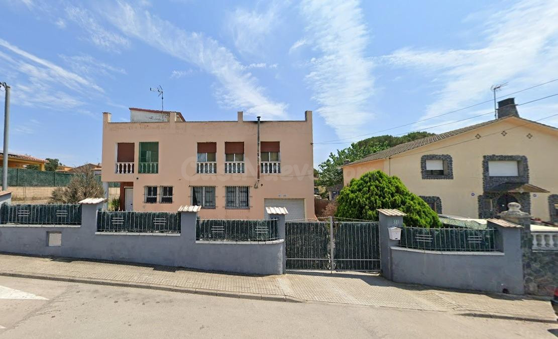 FANTÁSTICA CASAOKUPADA en Calle Gironès 10 de Sils (Girona).