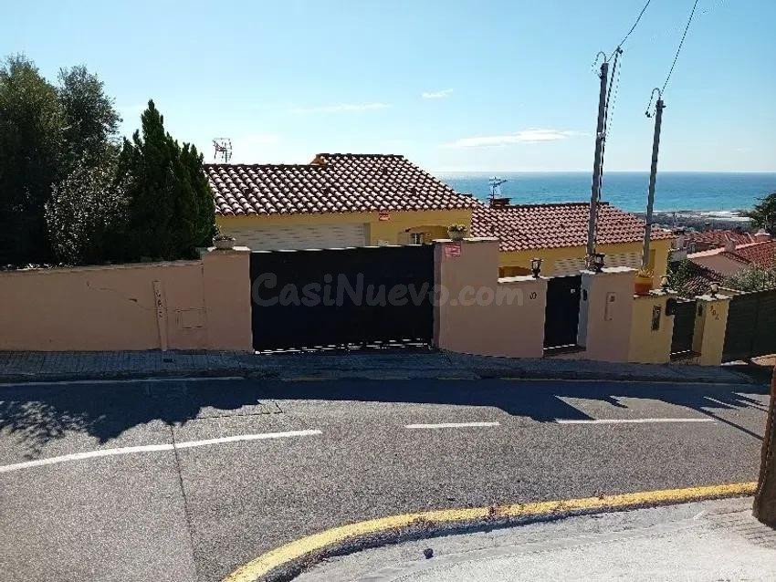 Se vende CASA ADOSADA OKUPADA en Calle Peixos 8 de Santa Sus - foto 2