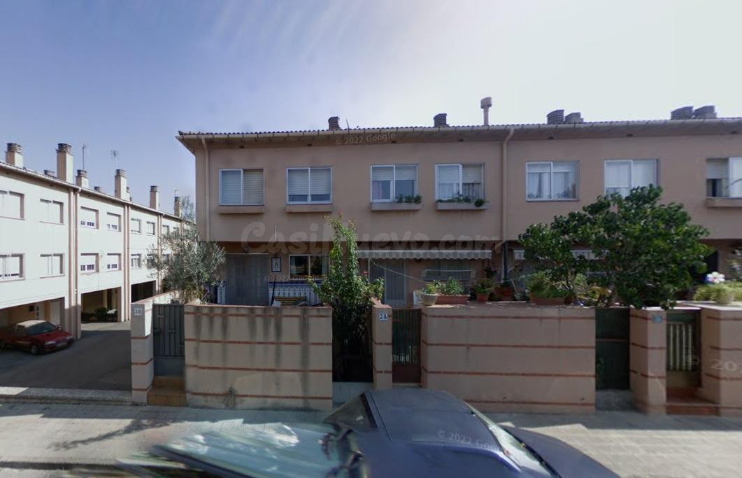 MARAVILLOSA CASA OKUPADA ADOSADA en Manlleu (Barcelona).
