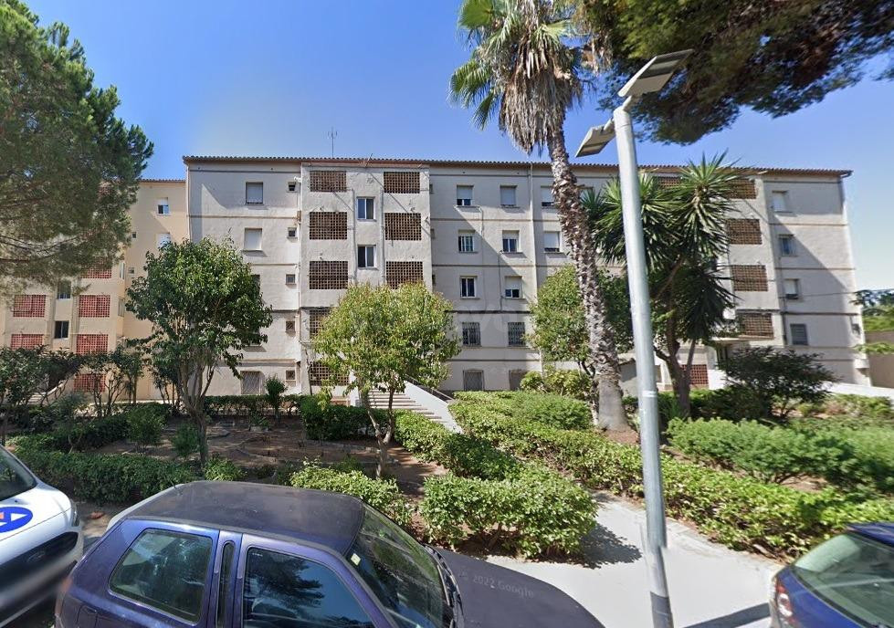 Se vende piso OKUPADO en Plaza Hispanitat 5 Viladecans, (Bar