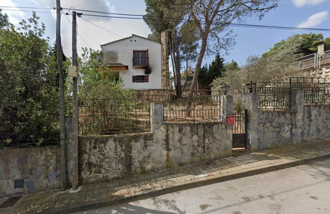 SE VENDE CASA OKUPADA en Calle Figueres-Pinedes Nº 24 de la 