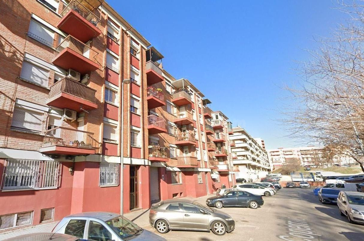 PISO OKUPADO EN VENTA EN Plaza de Copèrnic 8 de SABADELL (Ba - foto 2